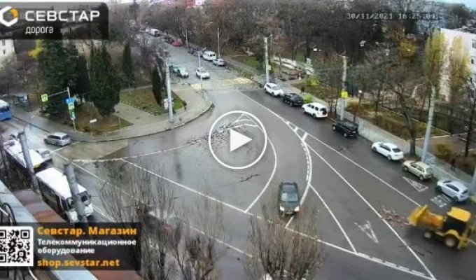 В Севастополе взбесившийся трактор снёс забор и едва не сбил пешехода