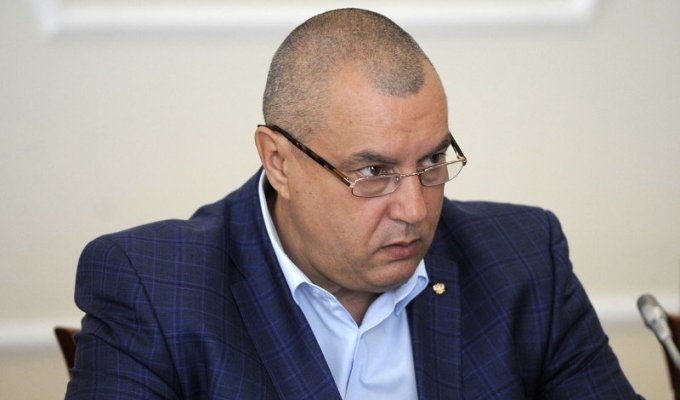 Временный мэр Омска отказался от поста мэра и получит 700 тысяч рублей (2 фото)