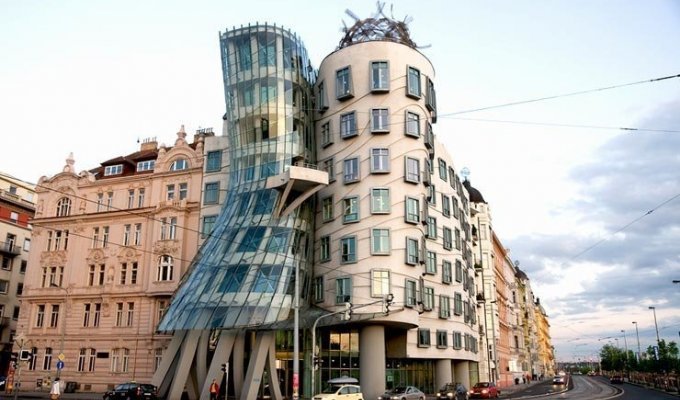 Оказывается, архитектор знаменитого Танцующего дома в Праге до сих пор создает удивительные дома (11 фото)