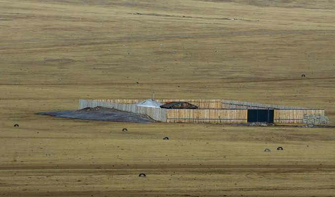 Зачем монголы ставят заборы посреди степей (6 фото)