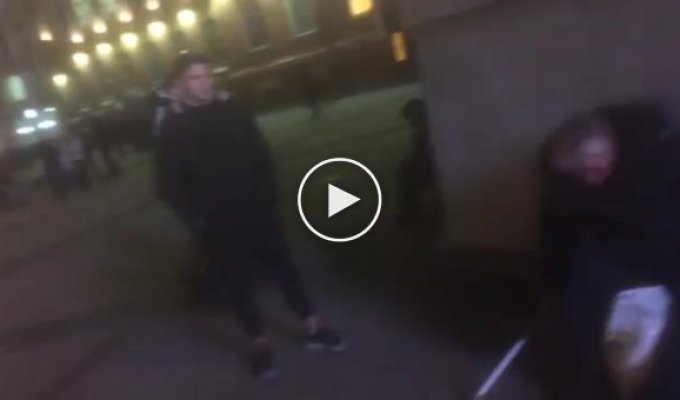 В Санкт-Петербурге студент техникума избил бездомного