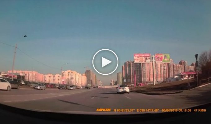 Женщина на кроссовере сбила пешехода на «зебре» в Петербурге