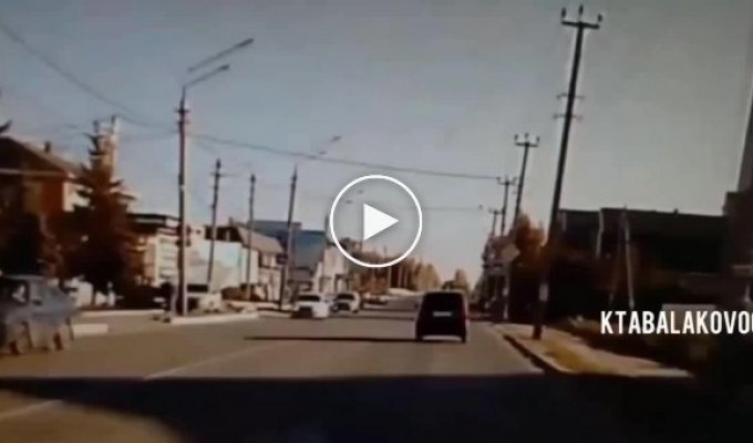 В Саратовской области учебный автомобиль сбил девушку на пешеходном переходе