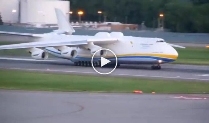 Украинский Ан-225 взлетает в аэропорту Миннеаполиса