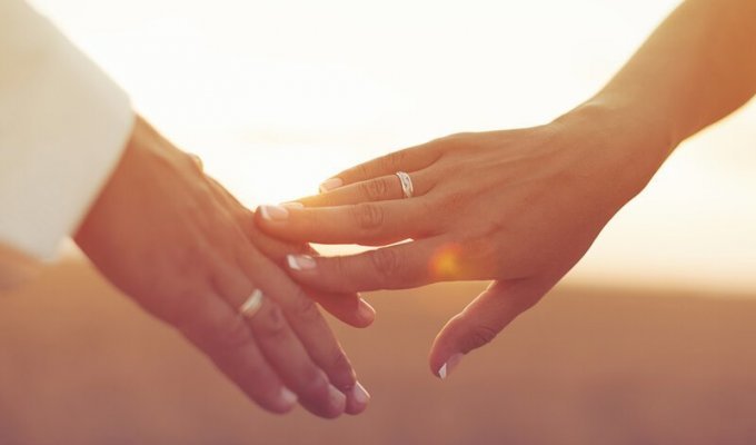Почему обручальные кольца принято носить на безымянном пальце? (3 фото)