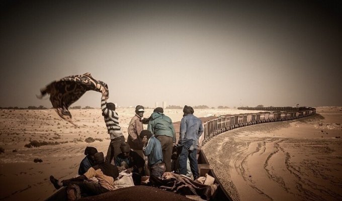 Экспресс Сахара : путешествие через палящую пустыню на товарном поезде (28 фото)