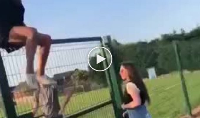 Девушки решили попробовать перелезть через забор