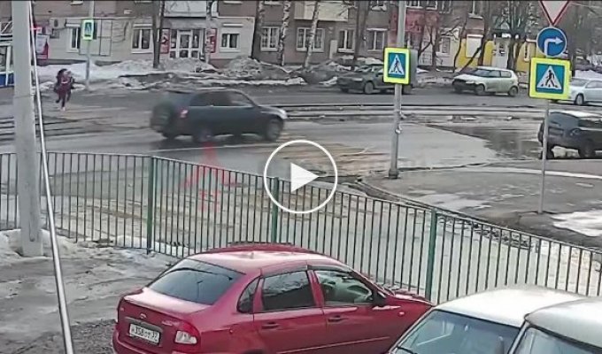 В Ярославле девочка перебегала дорогу по пешеходному переходу и попала под машину