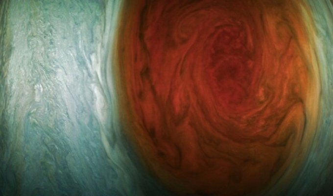 Космический зонд сфотографировал самую сильную бурю в Солнечной системе (4 фото)