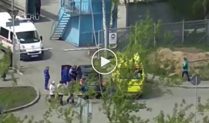 В Екатеринбурге водитель Toyota Land Cruiser поругался с медиками и сбил водителя скорой помощи