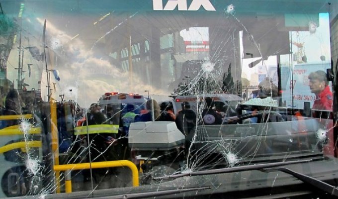 Взрыв на автобусной остановке в Иерусалиме (10 фото)