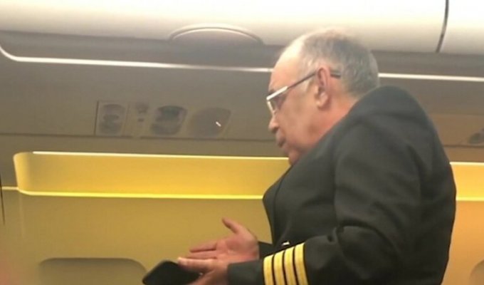 Азербайджанского пилота, покинувшего кабину ради общения, отстранили от полетов (2 фото + 1 видео)