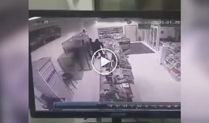 Охранник отбил нападение грабителей на АЗС