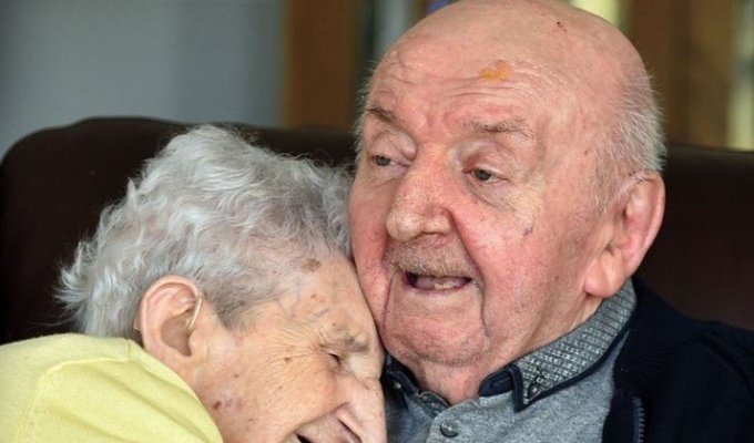 98-летняя мать перебралась в дом для престарелых, чтобы ухаживать за своим 80-летним сыном (5 фото)