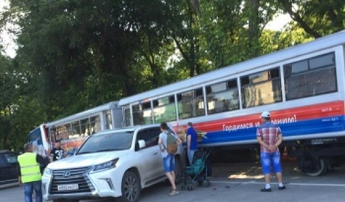 В Ростове детский поезд врезался в Lexus (3 фото)