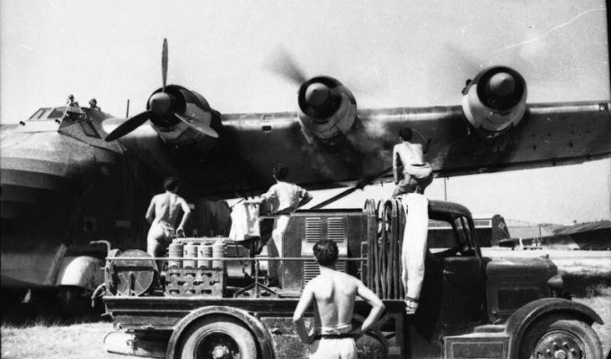 Чудо-оружие Рейха: военно-транспортный самолет Me.323 Gigant (12 фото)
