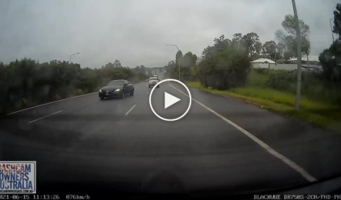 Австралийский водитель Mercedes-AMG C63 S улетел с дороги, дурачась на мокром шоссе