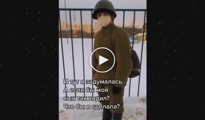 Забавный паренек, который ежедневно ходит в необычном наряде, похожем на одежду советского солдата