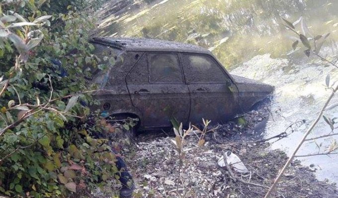 На дне пруда во Франции спустя 38 лет нашли угнанный Peugeot (9 фото)