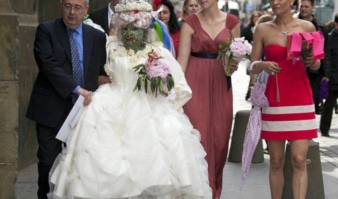 Самая пирсингованная невеста (5 фотографий)