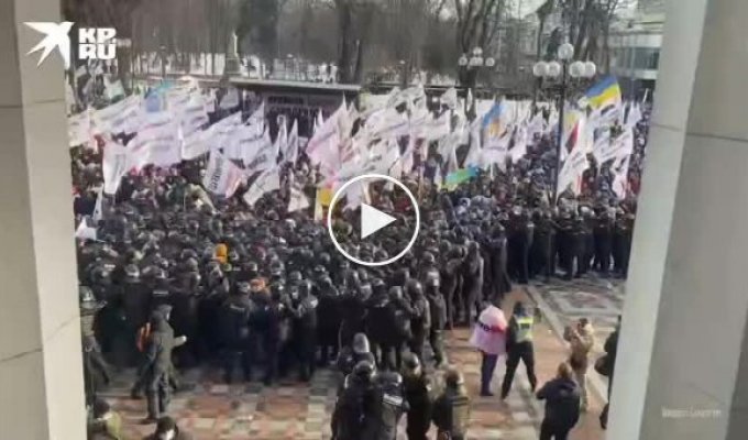 В Киеве многотысячный митинг предпринимателей - они устроили стычки с полицией