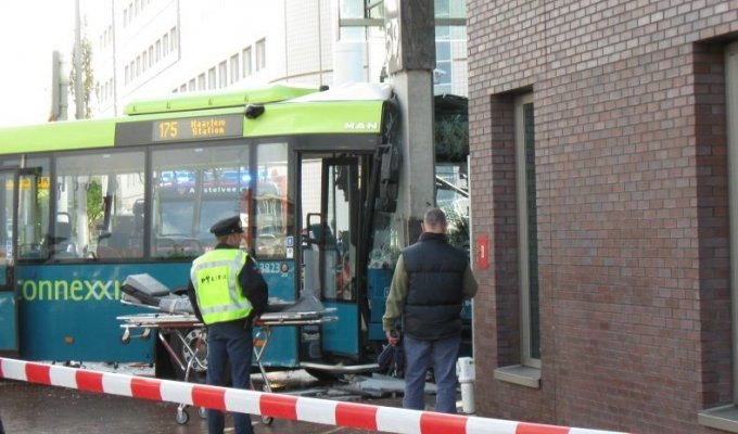  Трамвай подтолкнул автобус (8 фото)