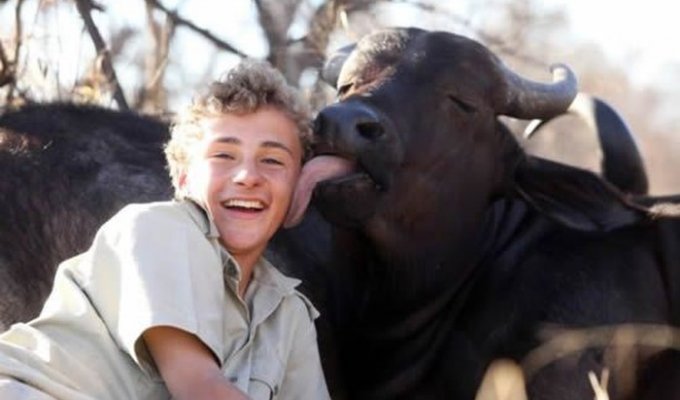 Мальчик подружился с быком (4 фото)
