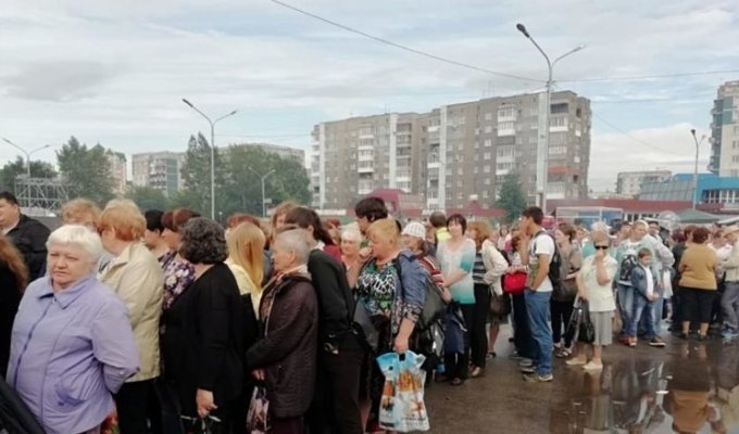 Драка в Новокузнецке разгорелась из-за бесплатных пельменей (4 фото)