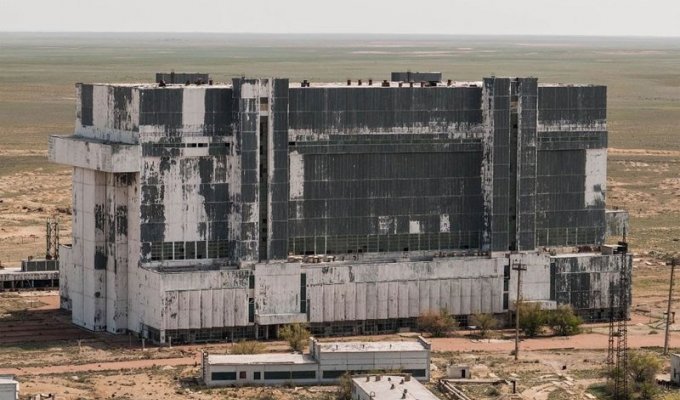 Путешествуя по Казахстану, фотограф наткнулся на заброшенный ангар для космических кораблей (38 фото)