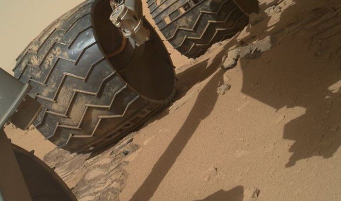 Curiosity приступил к исследованию грунта Марса (15 фото)