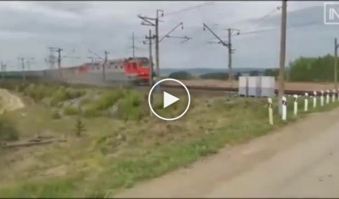 Поезд протаранил стоящий на железнодорожном переезде трактор