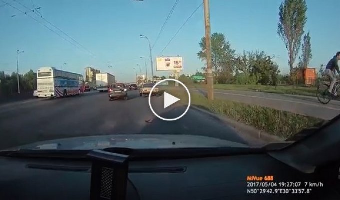 В Киеве, водитель скрылся с места ДТП в мачту освещения