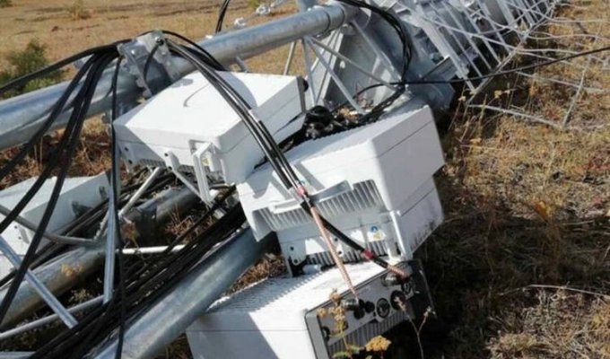 В Башкирии возле деревни упала загадочная вышка сотовой связи (2 фото)