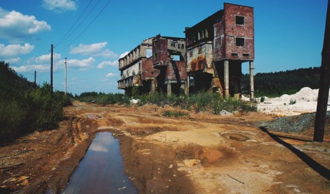 Прогулка по заброшенным рудникам Дегтярска (50 фото)