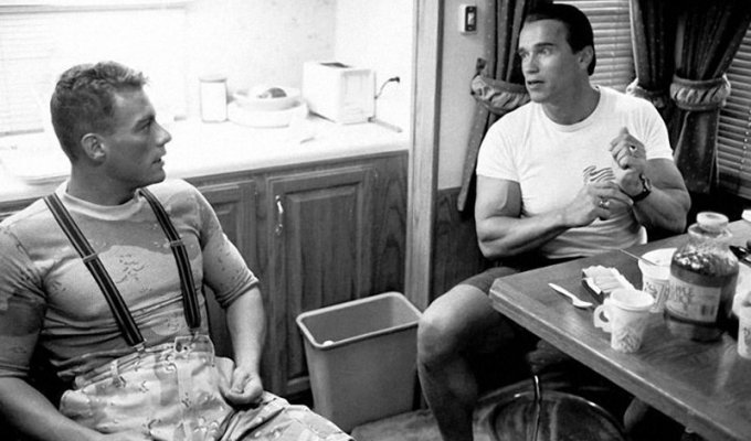 Жан-Клод Ван Дамм и Арнольд Шварценеггер на съемках фильма "Универсальный солдат", 1991 год (4 фото)