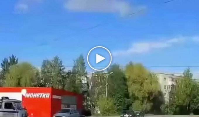 В Пермском крае на видео попал полицейский, на полном ходу выпавший из служебного авто