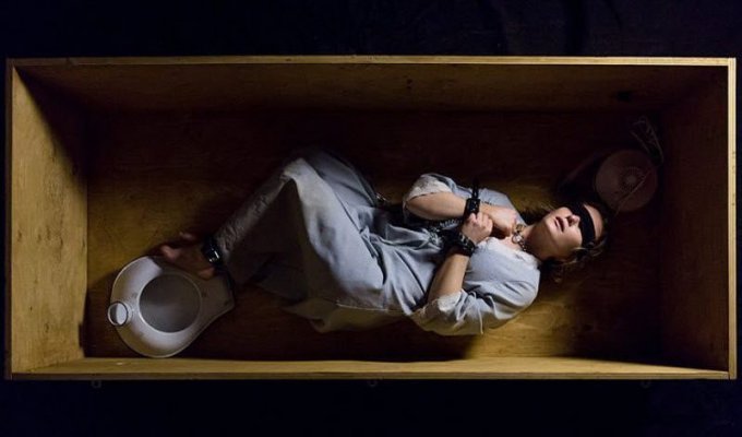 Семь лет ада: супруги-садисты похитили девушку, насиловали и прятали в ящике под кроватью            (14 фото)
