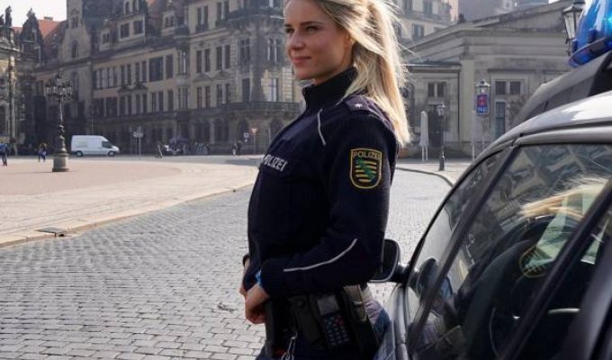 Адриенн Колеса - самая сексуальная женщина немецкой полиции (34 фото)