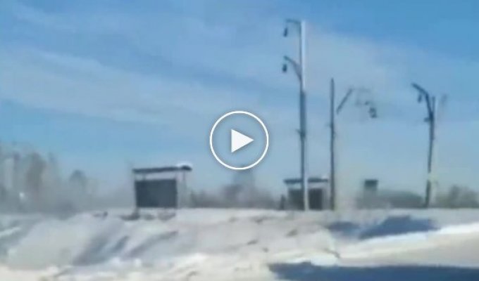 На Алтае снегоуборочный поезд столкнулся с авто на переезде