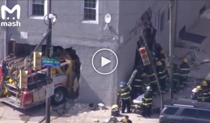 Пожарная машина протаранила здание в Северной Филадельфии