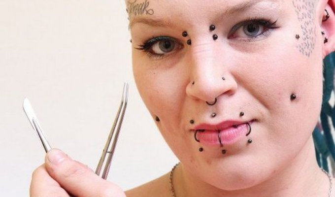 Как экстремальные девушки избавляются от неактуальных татуировок (4 фото)