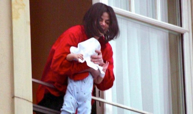 Как сейчас выглядит младший сын Майкла Джексона - Бланкет (6 фото)