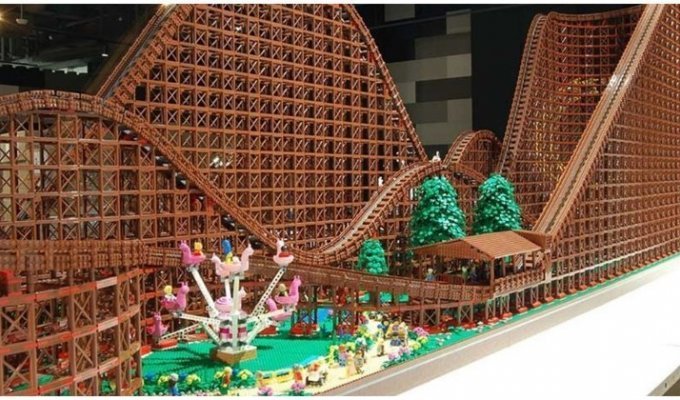 Фанат Lego построил из любимого конструктора копию американских горок, состоящую из 90000 деталей (1 фото + 3 видео)