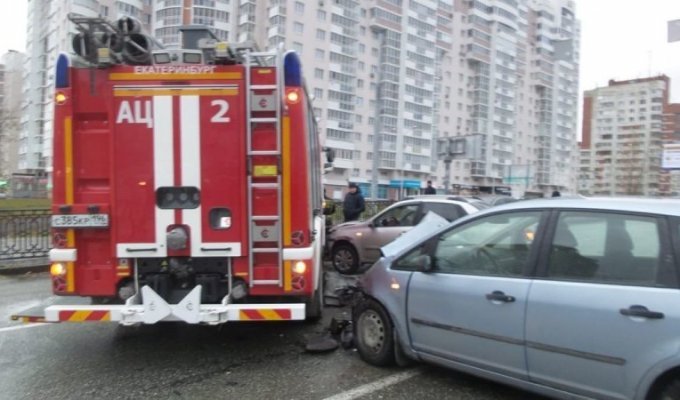 Массовое ДТП с участием пожарного автомобиля в Екатеринбурге (3 фото + 2 видео)