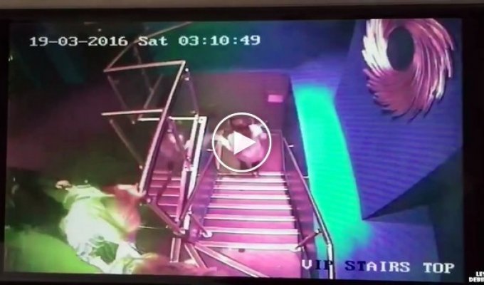 Пьяная девушка после дискотеки на лестнице