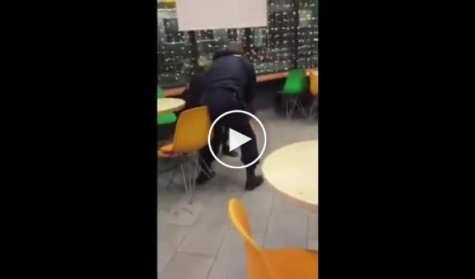 Подросток попытался подраться с сотрудником Росгвардии в якутском кафе