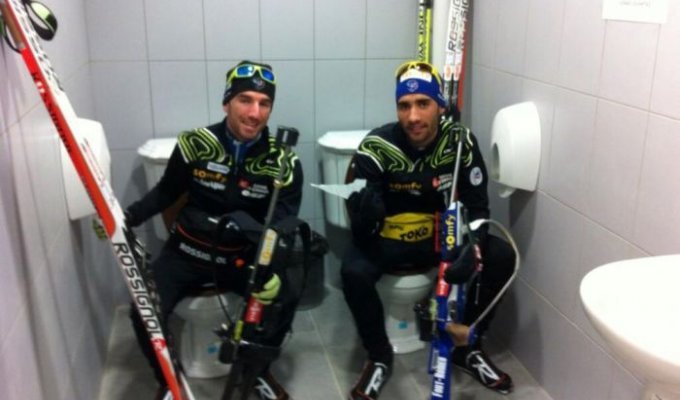Парное "катание" в олимпийском туалете (2 фото)