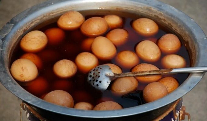 Яйца, сваренные в моче мальчиков — необычный китайский деликатес (5 фото)