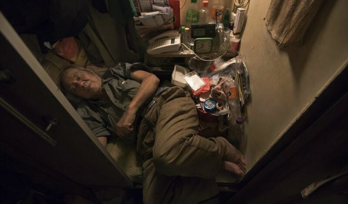Как живут люди в гонконгских квартирах-гробах (15 фото)