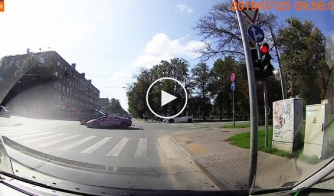Авария с участием кабриолета Lamborghini в Латвии